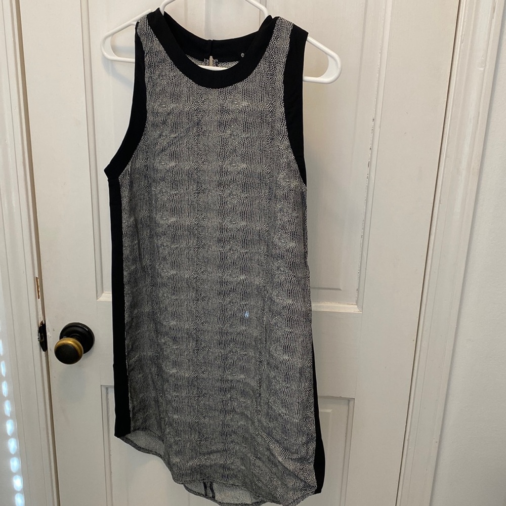 Krisa “snake” pattern mini dress. Size medium. NWT